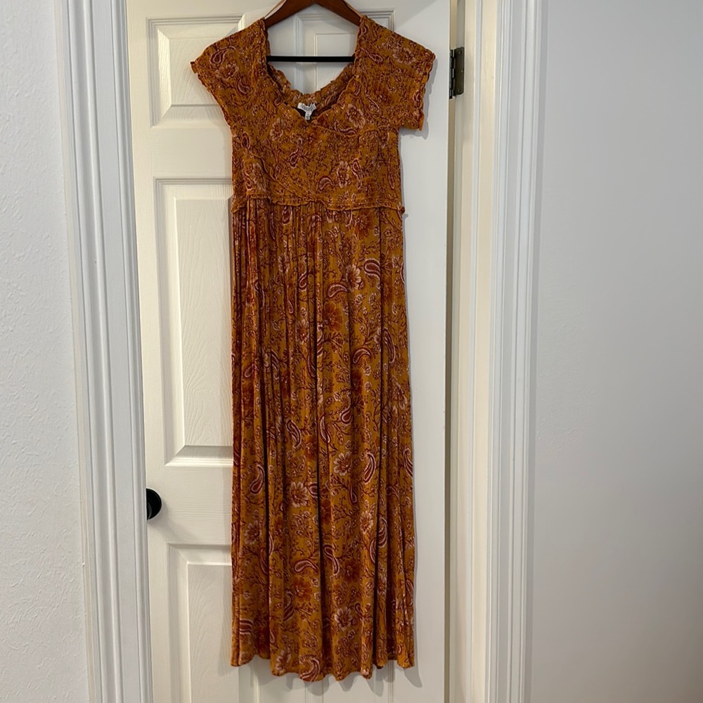 Orange paisley maxi dress. Size large. Fits more like a small/medium